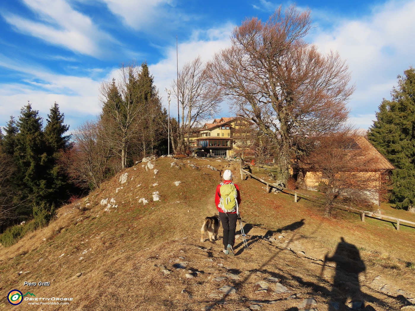 45 Dalla Madonnina della neve scendiamo al Rif. Monte Poieto.JPG